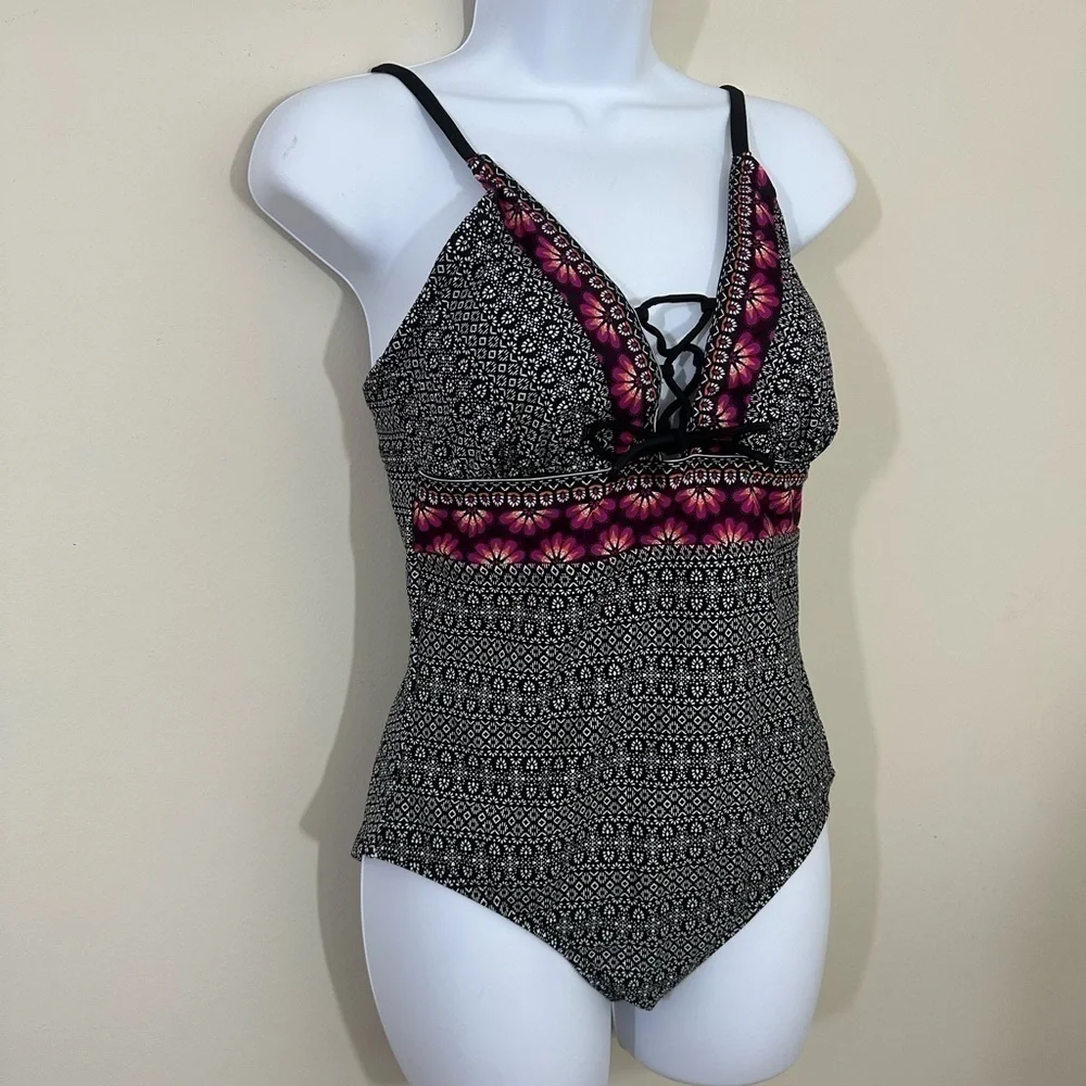 Kona Sol sz med swimsuit in a mini black/white print red print accent on front
